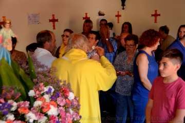 Un vecino echa un cable para la misa en Tecén (Foto Francisco J. Santana)